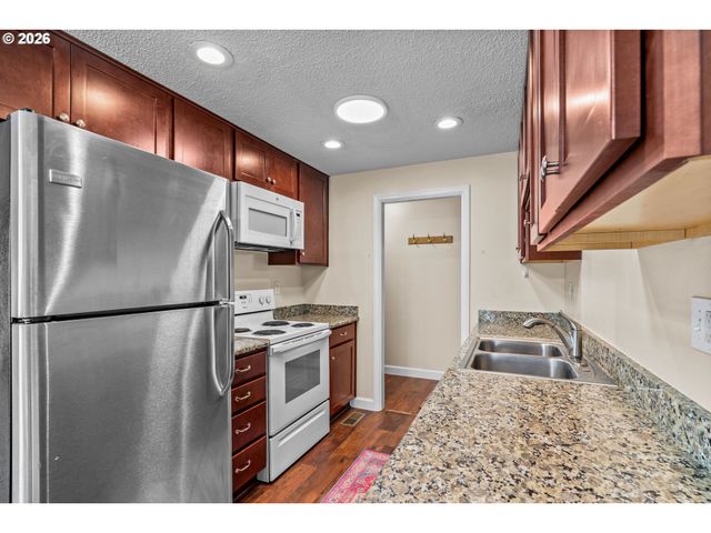 657 61ST St, Springfield, OR 97478