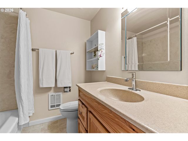 657 61ST St, Springfield, OR 97478