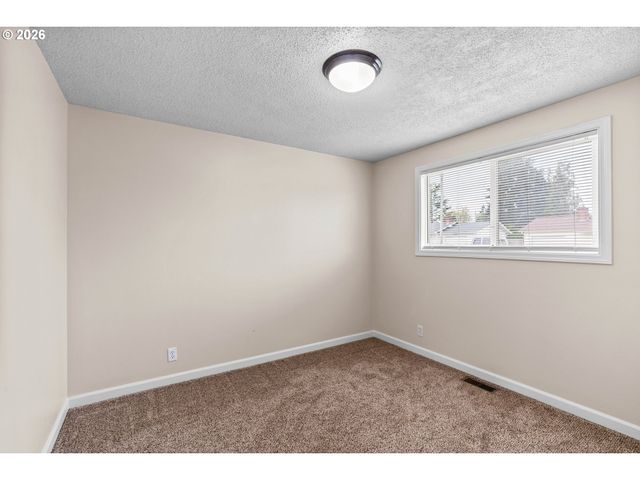 657 61ST St, Springfield, OR 97478