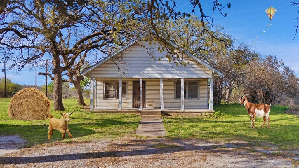 202 Johns Drive, Chico, TX 76431