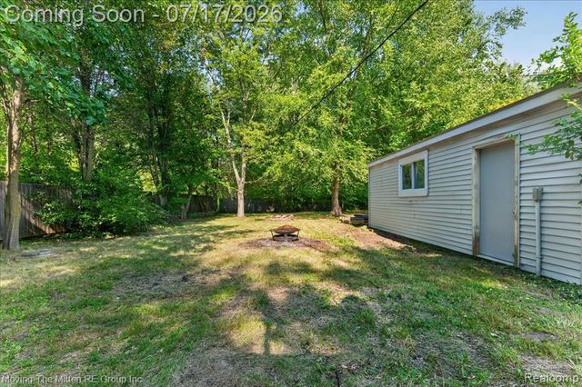 21847 Fenster Street, Belleville, MI 48111