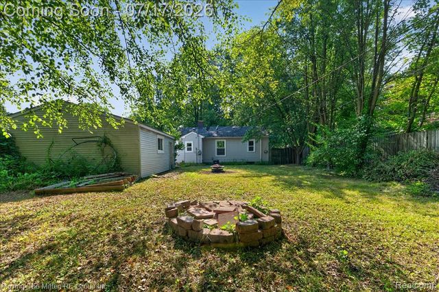 21847 Fenster Street, Belleville, MI 48111