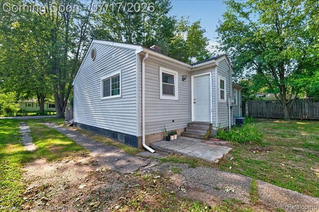 21847 Fenster Street, Belleville, MI 48111