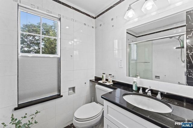 800 River Road 301, Edgewater, NJ 07020