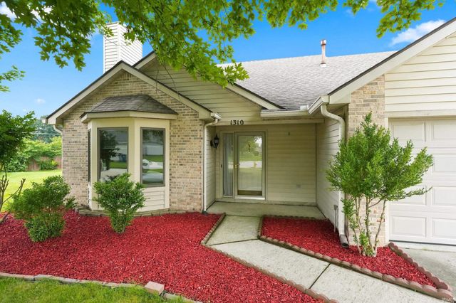 1310 Canal Ridge Drive, New Haven, IN 46774