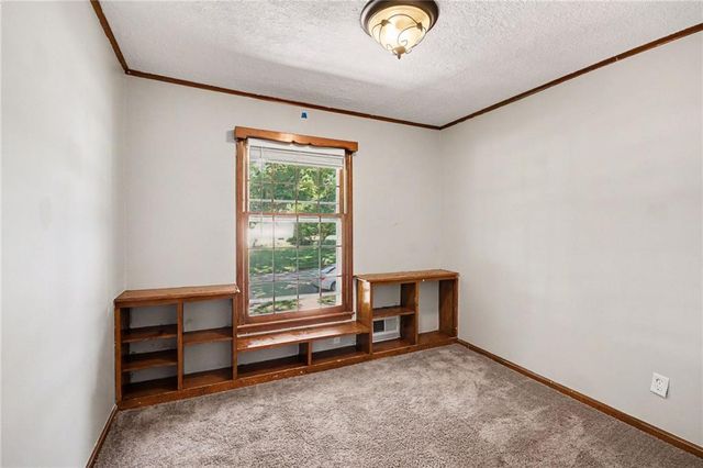 11047 Spring Valley Road, Kansas City, MO 64134