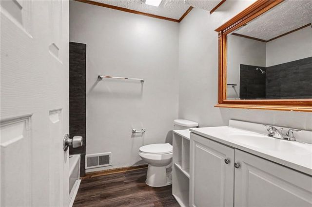 11047 Spring Valley Road, Kansas City, MO 64134