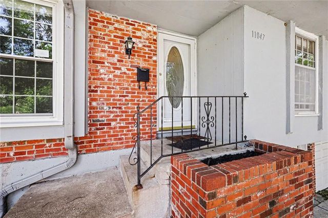 11047 Spring Valley Road, Kansas City, MO 64134