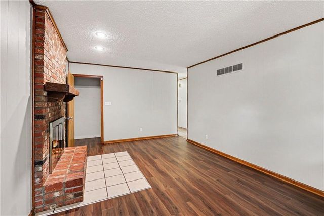 11047 Spring Valley Road, Kansas City, MO 64134
