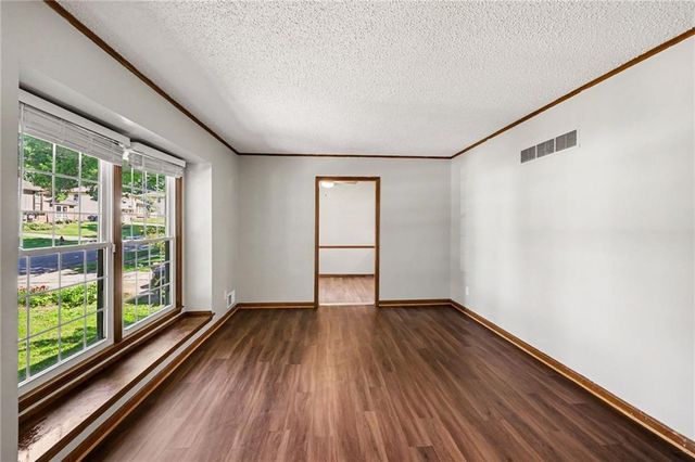 11047 Spring Valley Road, Kansas City, MO 64134