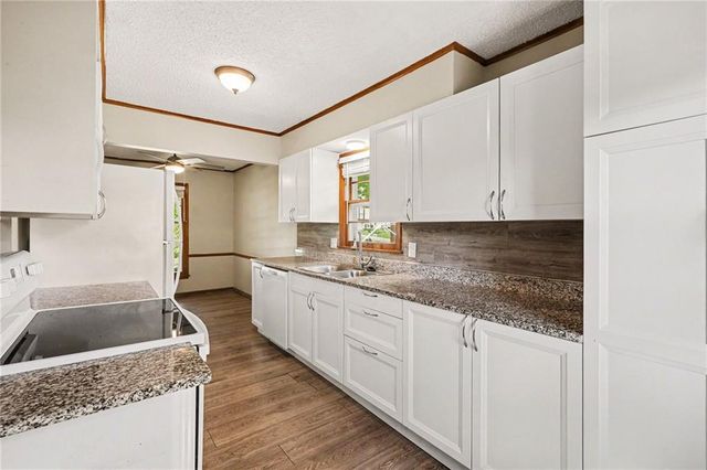 11047 Spring Valley Road, Kansas City, MO 64134