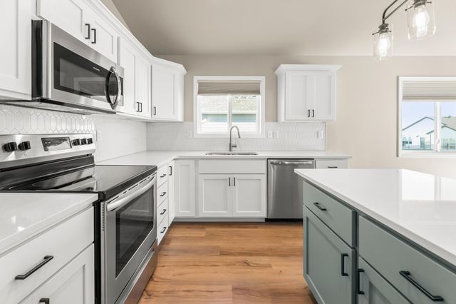 6009 80th Avenue S, Horace, ND 58047