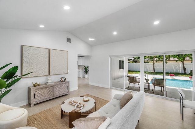 723 SW 27th Terrace, Boynton Beach, FL 33435