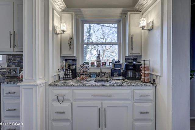 1005 N Moffett Avenue, Joplin, MO 64801