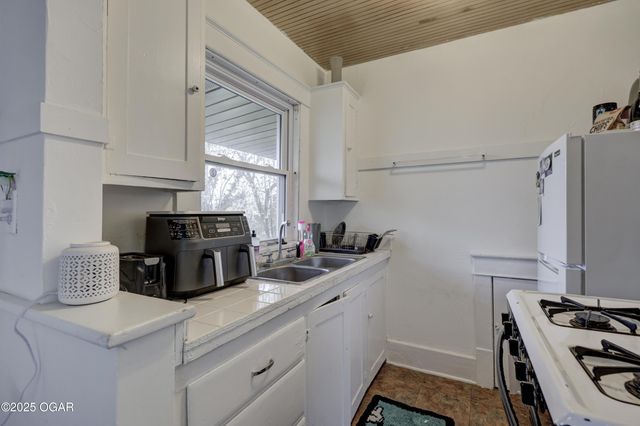 1005 N Moffett Avenue, Joplin, MO 64801