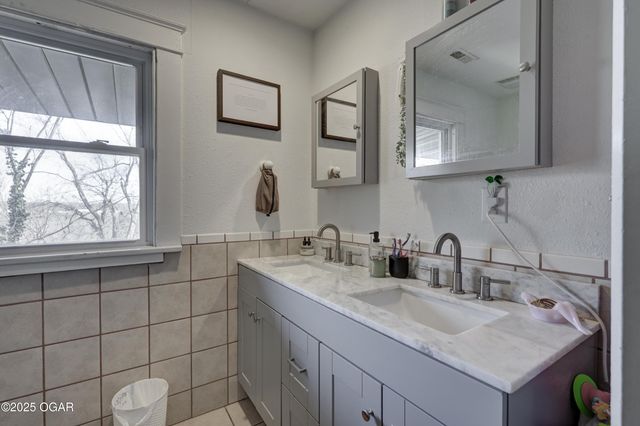 1005 N Moffett Avenue, Joplin, MO 64801