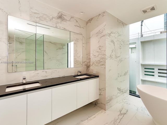 1000 Biscayne Boulevard 4802, Miami, FL 33132