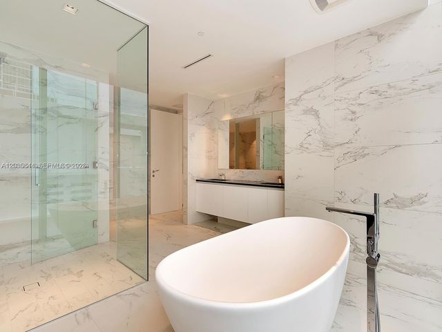 1000 Biscayne Boulevard 4802, Miami, FL 33132