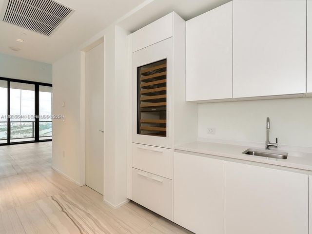 1000 Biscayne Boulevard 4802, Miami, FL 33132