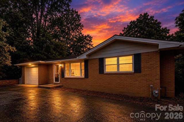 629 Willow Road, Hendersonville, NC 28739