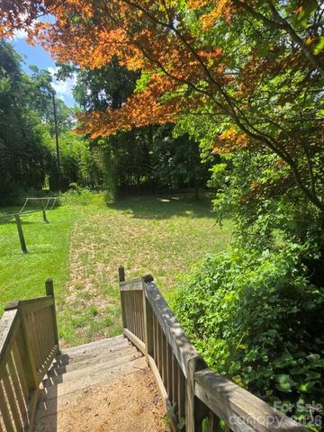 629 Willow Road, Hendersonville, NC 28739