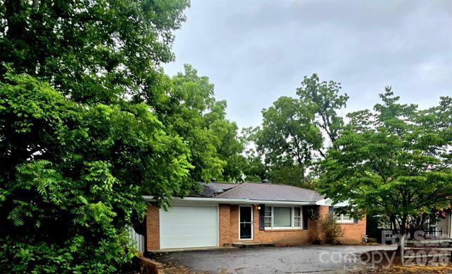 629 Willow Road, Hendersonville, NC 28739