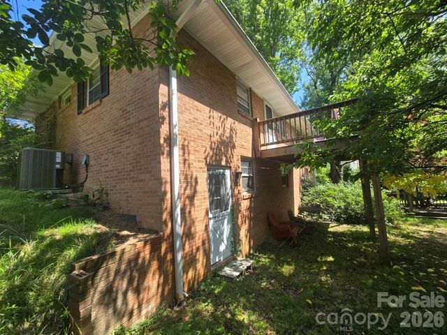 629 Willow Road, Hendersonville, NC 28739