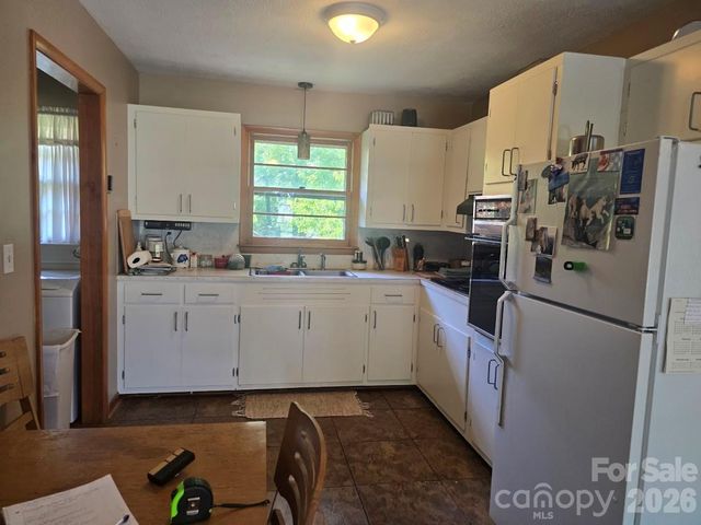629 Willow Road, Hendersonville, NC 28739
