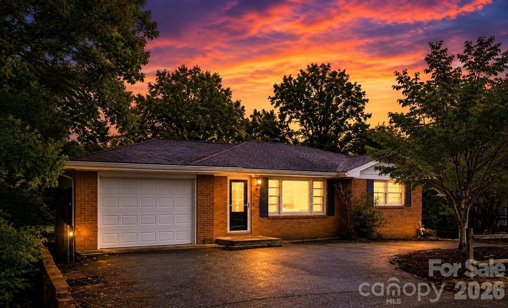 629 Willow Road, Hendersonville, NC 28739