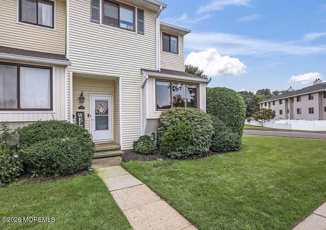 211 Clubhouse Drive, Middletown, NJ 07748