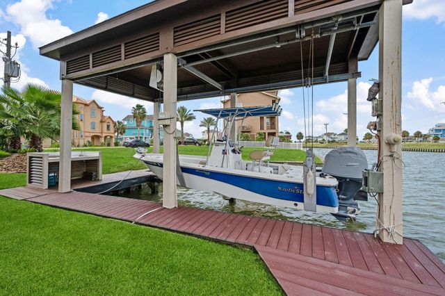 26 Half Moon, Hitchcock, TX 77563