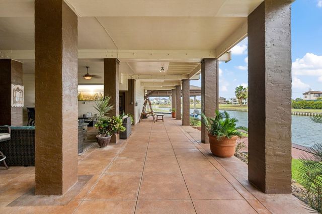 26 Half Moon, Hitchcock, TX 77563