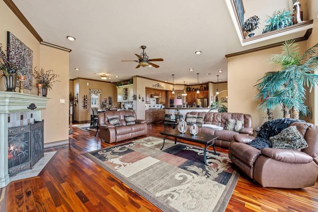 26 Half Moon, Hitchcock, TX 77563