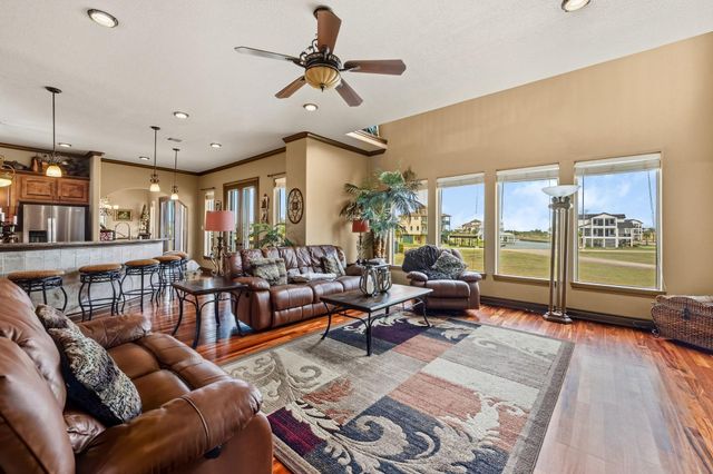 26 Half Moon, Hitchcock, TX 77563