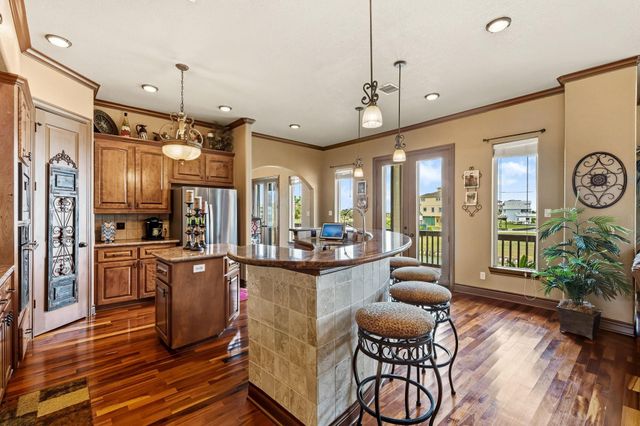 26 Half Moon, Hitchcock, TX 77563