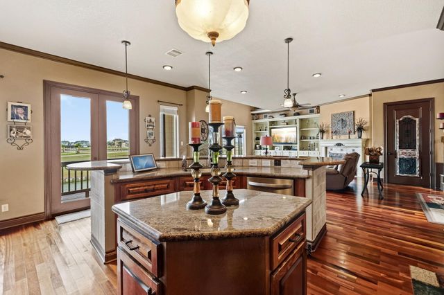 26 Half Moon, Hitchcock, TX 77563