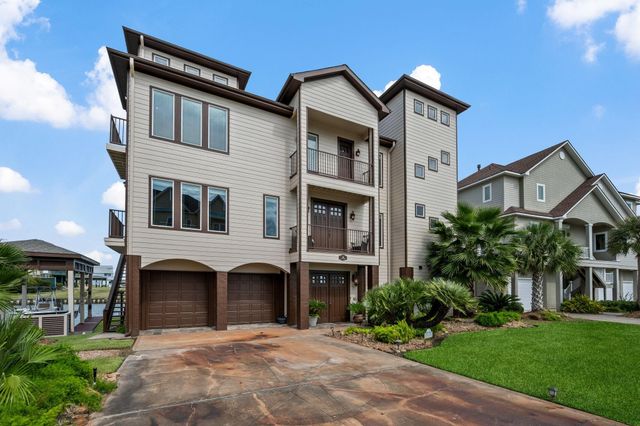 26 Half Moon, Hitchcock, TX 77563