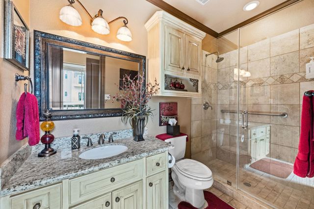 26 Half Moon, Hitchcock, TX 77563