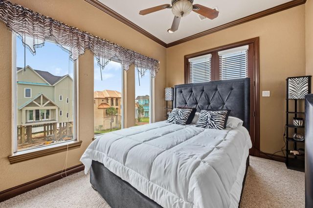 26 Half Moon, Hitchcock, TX 77563