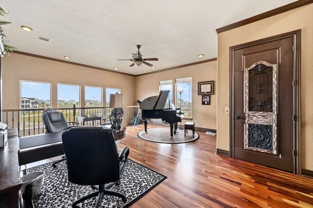 26 Half Moon, Hitchcock, TX 77563