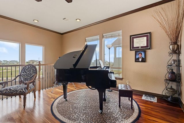 26 Half Moon, Hitchcock, TX 77563