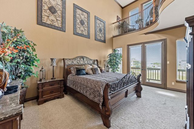 26 Half Moon, Hitchcock, TX 77563