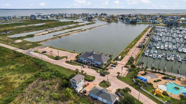 26 Half Moon, Hitchcock, TX 77563