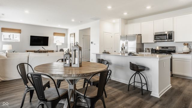 2010 Stella Rock Trace, Columbus, IN 47201