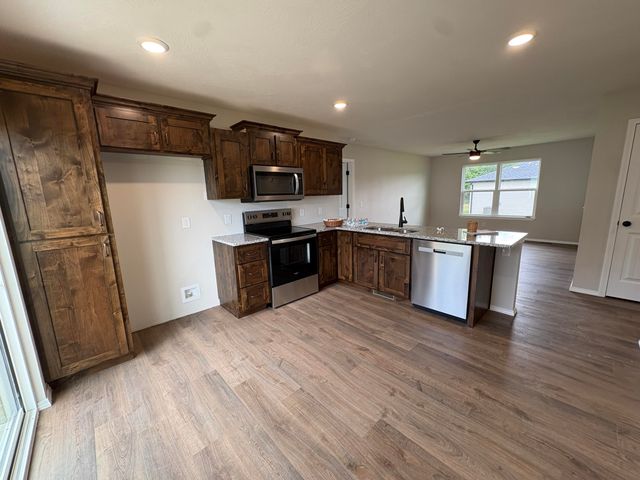414 N Cherokee Trail, Clever, MO 65631