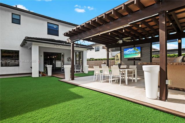 8723 NW 161st Ter, Miami Lakes, FL 33018