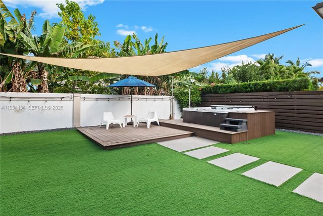 8723 NW 161st Ter, Miami Lakes, FL 33018