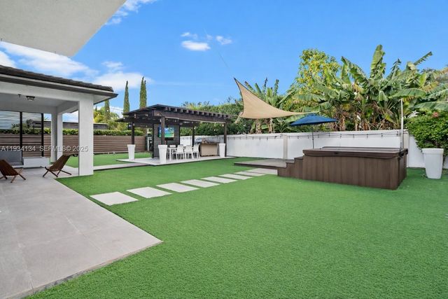 8723 NW 161st Ter, Miami Lakes, FL 33018