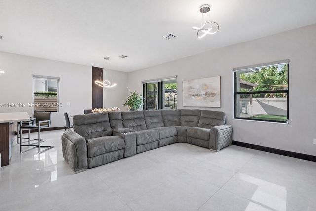 8723 NW 161st Ter, Miami Lakes, FL 33018