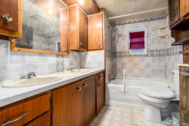 51895-3 E County Line Road, Middlebury, IN 46540